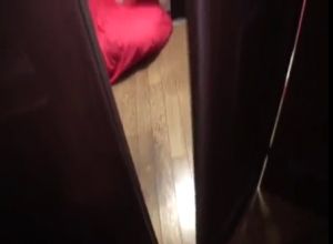  шлюшку трахает дома